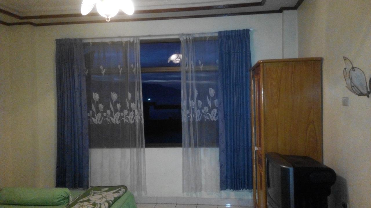 Melissa Palace Hotel And Karaoke Parapat Ngoại thất bức ảnh