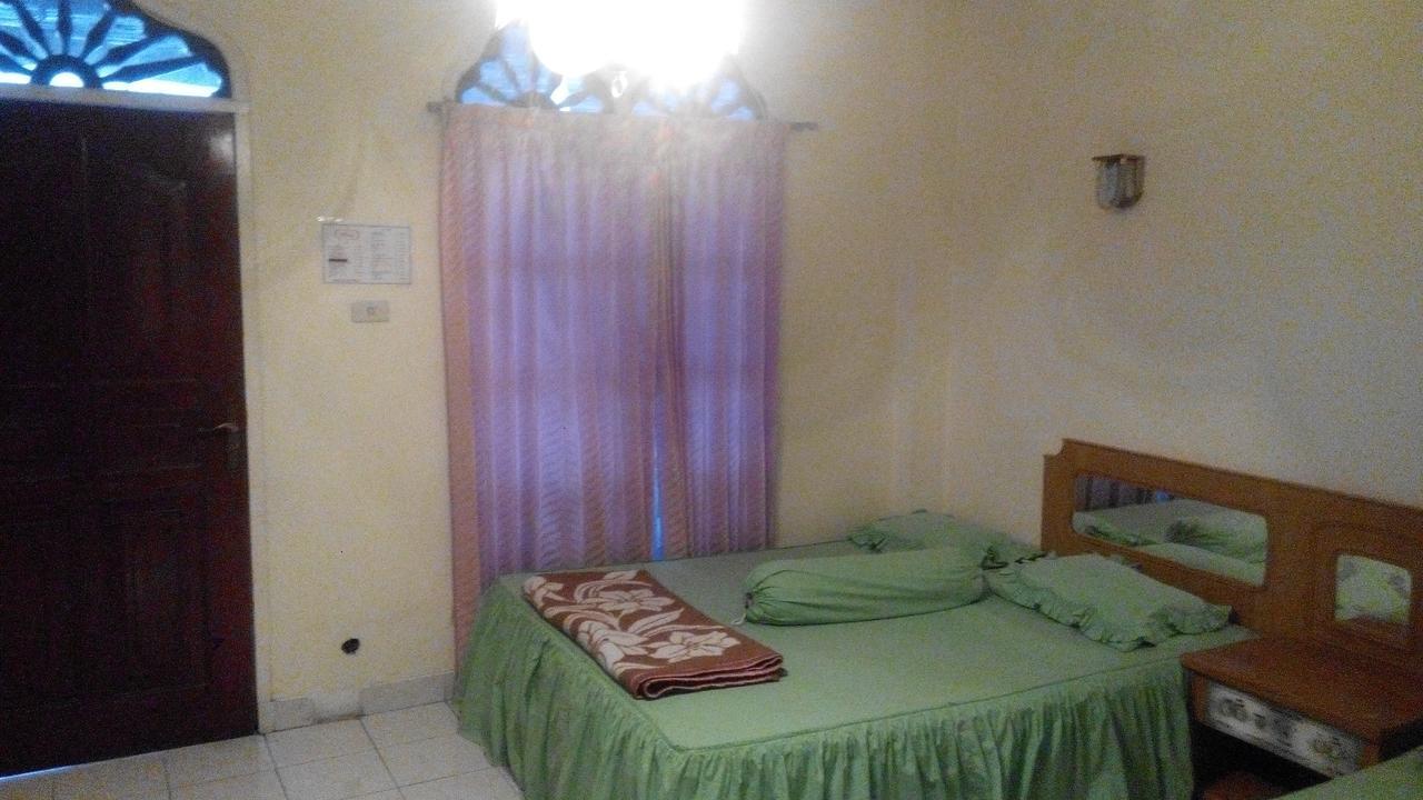 Melissa Palace Hotel And Karaoke Parapat Ngoại thất bức ảnh