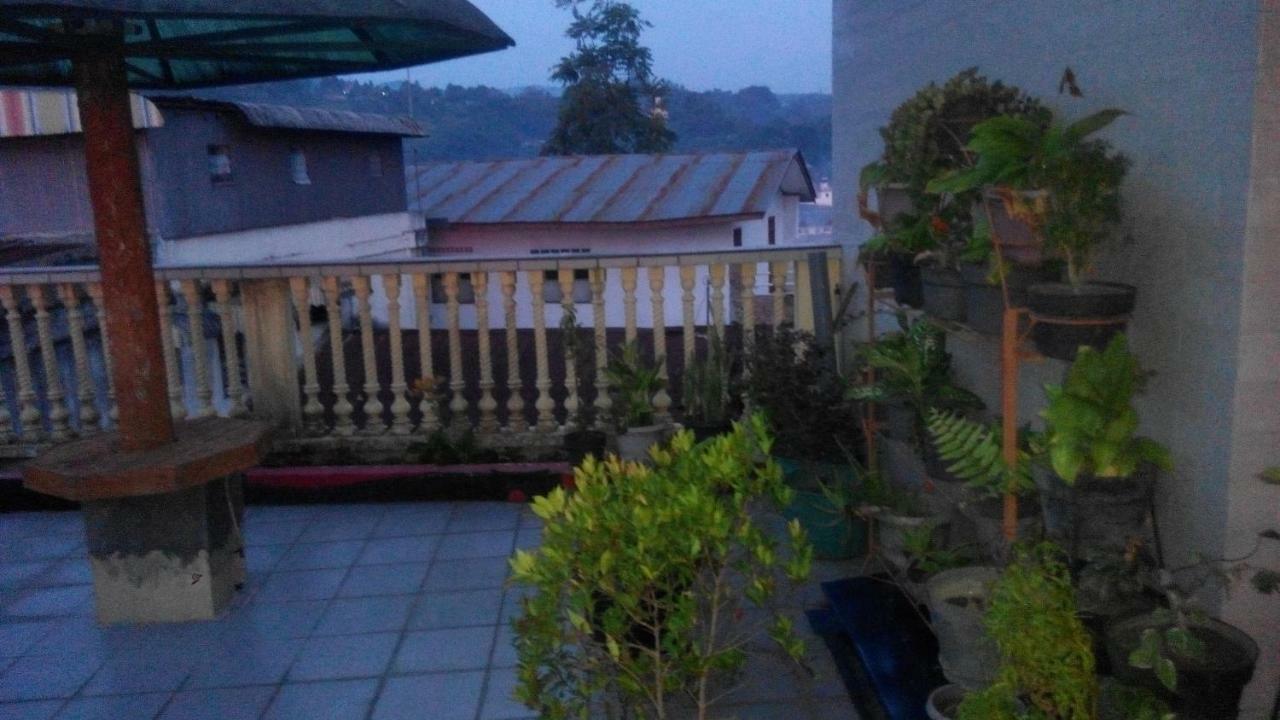 Melissa Palace Hotel And Karaoke Parapat Ngoại thất bức ảnh